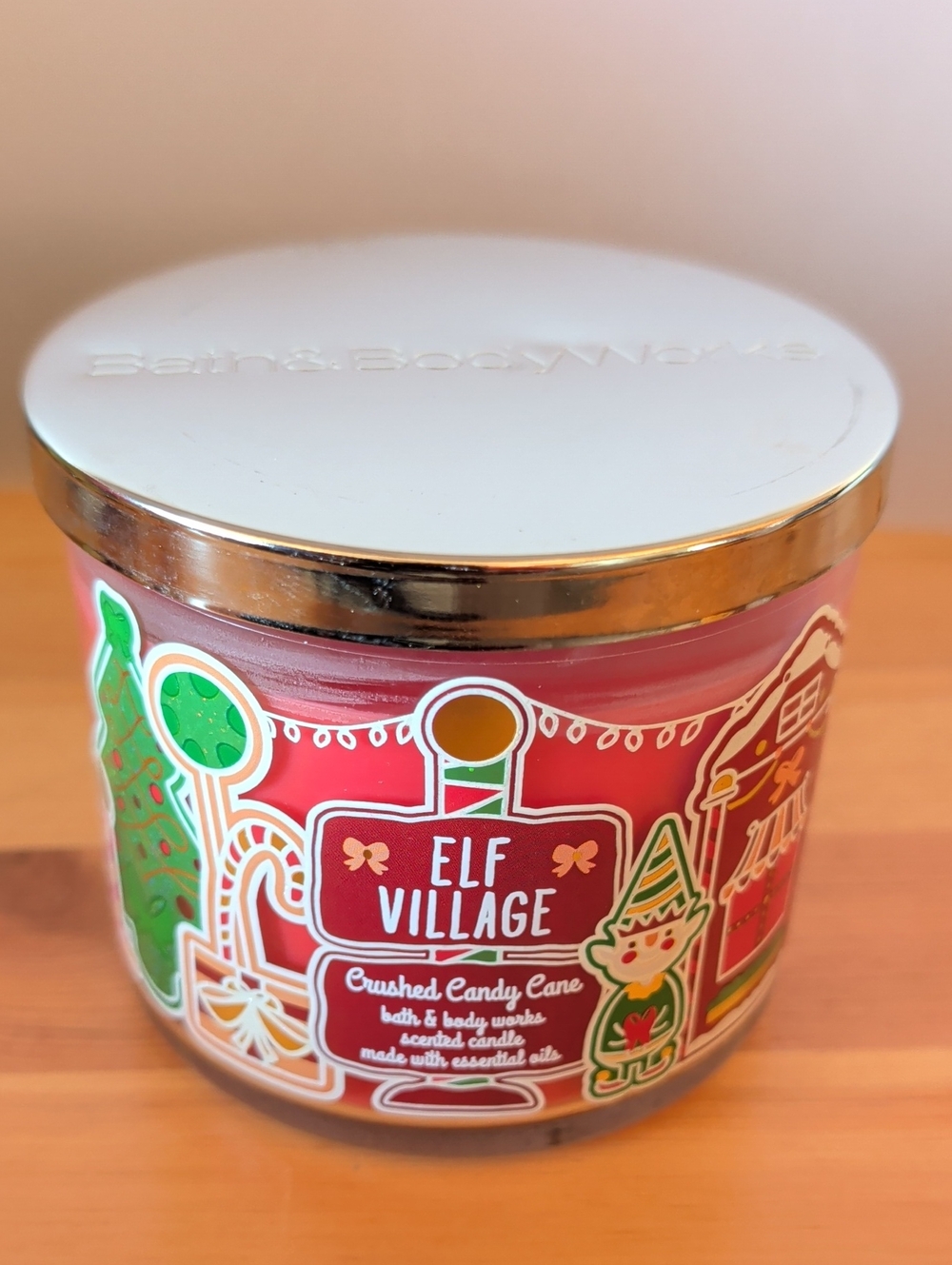 NWT. Bath & Body Works Elf Village Crushed Candy Cane Candle - Red & Silver🌟